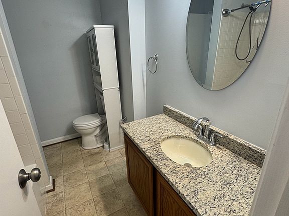 5th image of 302 Grosvenor Ln APT 1