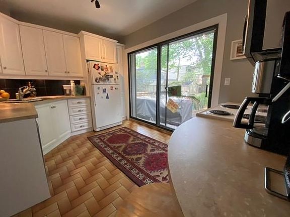 4th image of 403 Davisville Ave