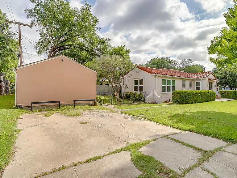 3256 Greene Ave — Photo 16