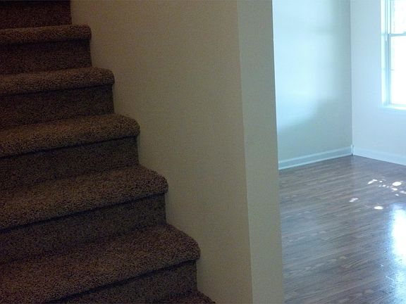 5th image of 102 Blaze Dr