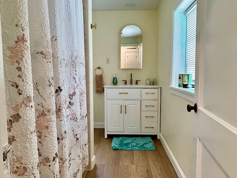 Full Bath (Jack n Jill) w/ alcove tub