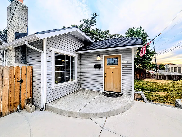 4801 W Irving St — Photo 2