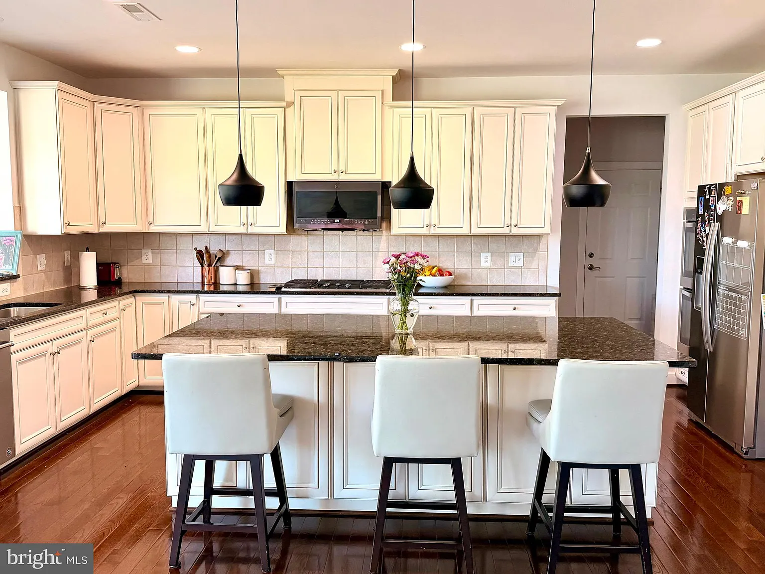 5 bed, 4.5 bath, 6359 sqft, $5,950 — Photo 2