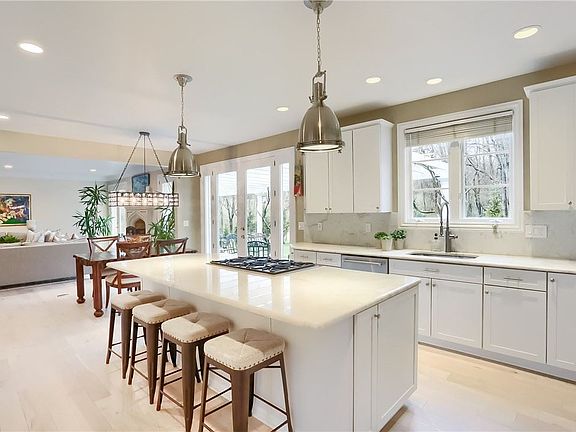 4th image of 3163 Beechwood Dr