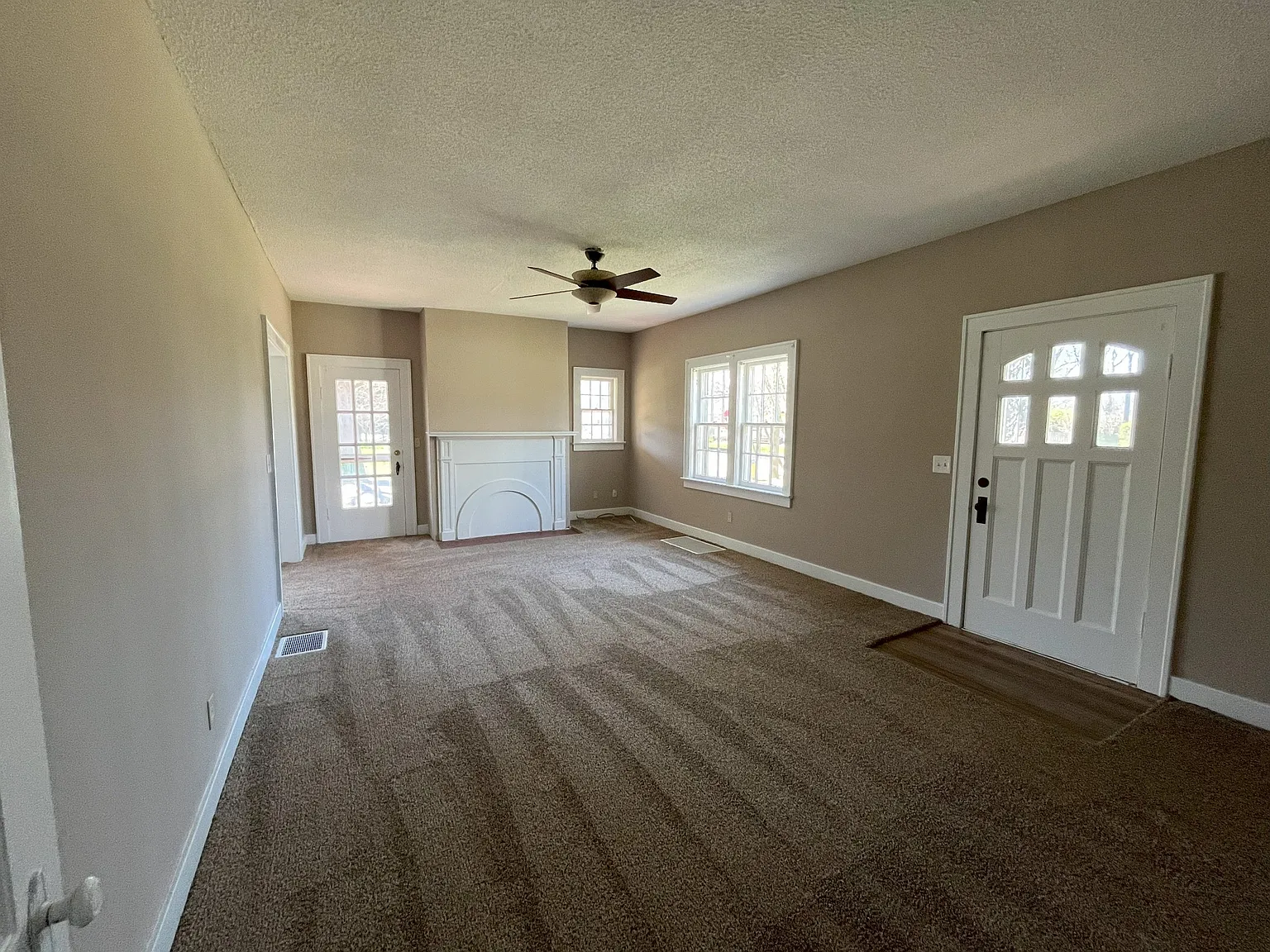 3 bed, 1.0 bath, 1250 sqft, $1,550 — Photo 1