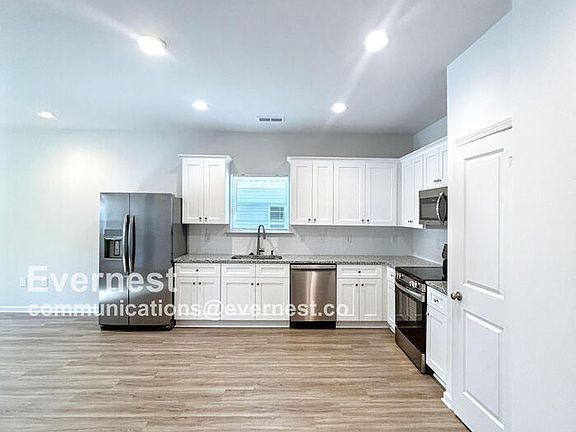 4th image of 406 Killian Ave