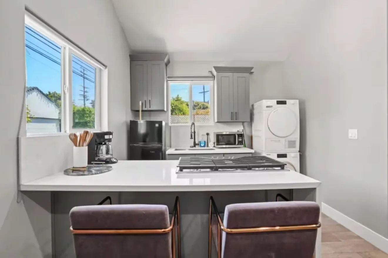 Studio, $5,500 — Photo 4