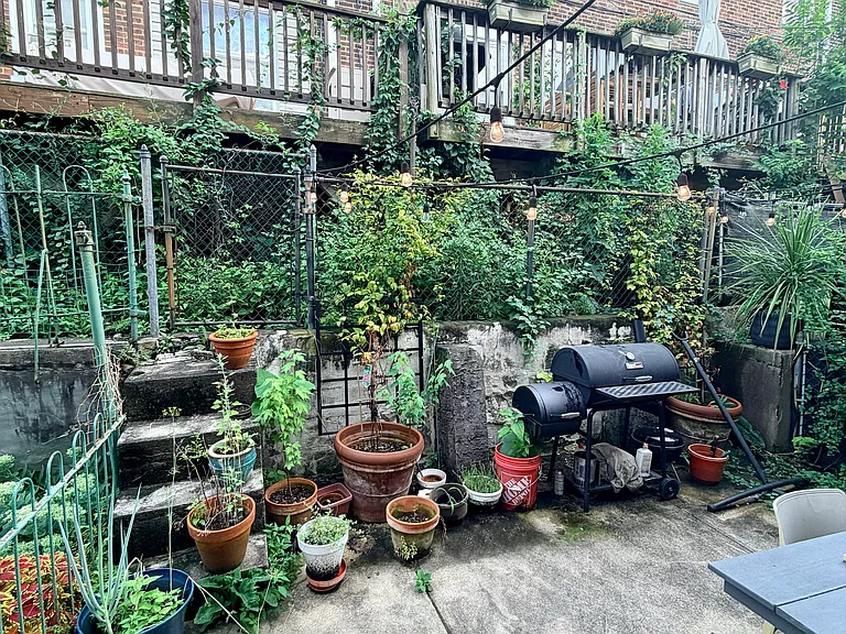 427 Naomi St — Photo 3