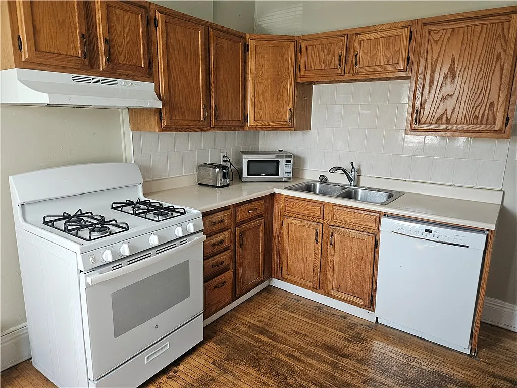 3 bed, 1.0 bath, 1500 sqft, $1,900 — Photo 2