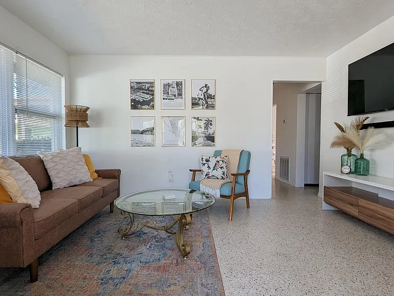 2846 W Tamiami Cir — Photo 5