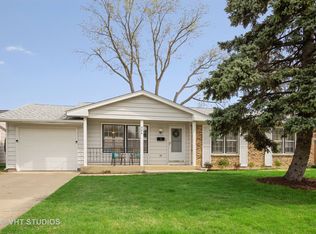 584 Wellington Ave, Elk Grove Village, IL 60007