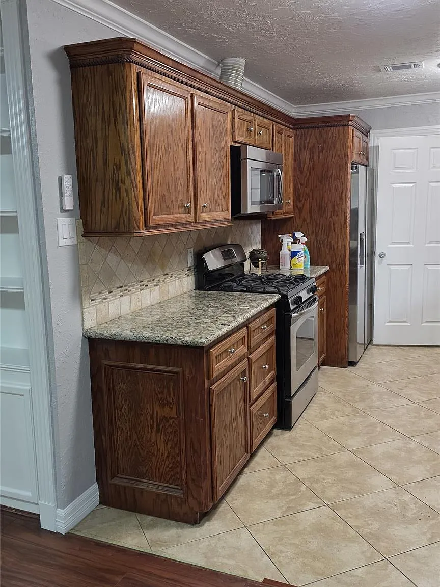 4 bed, 2.0 bath, 1768 sqft, $2,200 — Photo 4