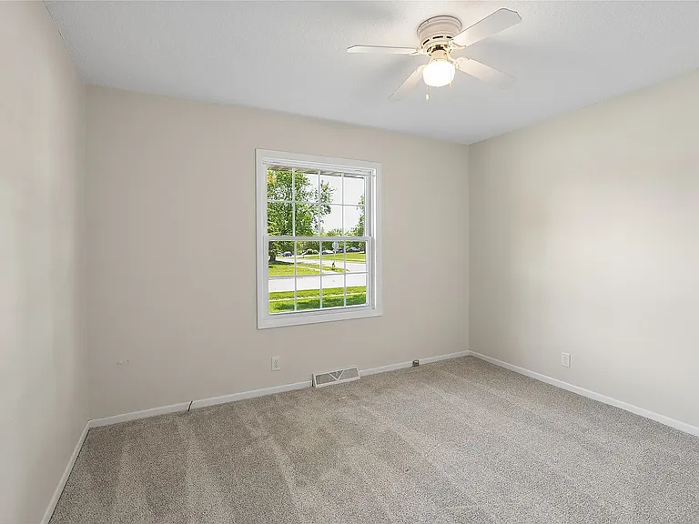 502 NE Trilein Dr — Photo 16