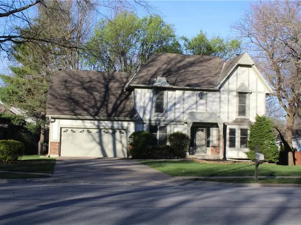 13716 S Brougham Dr, Olathe, KS 66062