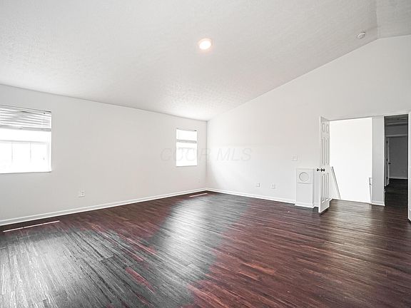 4th image of 139 Knights Bridge Dr N