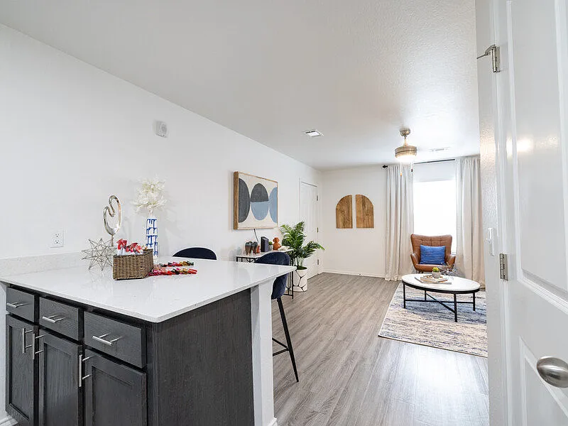 The Frisco Apartments on Walnut — Photo 4