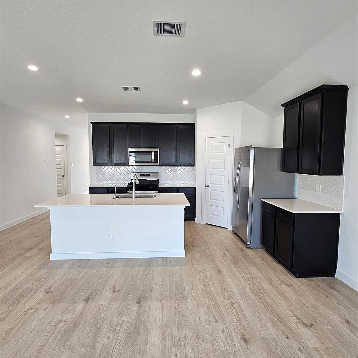 4 bed, 2.0 bath, 1796 sqft, $2,200 — Photo 4