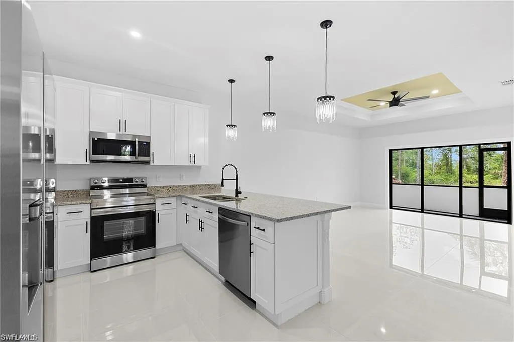 3 bed, 2.0 bath, 1300 sqft, $2,000 — Photo 2