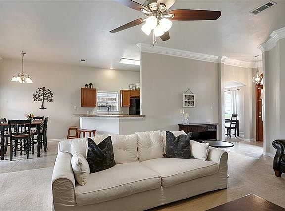 5th image of 206 White Oak Dr