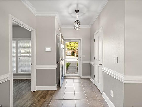 3rd image of 5817 Fox Point Cir