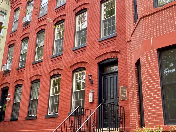 218 4th St SE APT 4, Washington, DC 20003