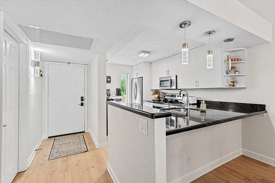 21 Royal Palm Way — Photo 3