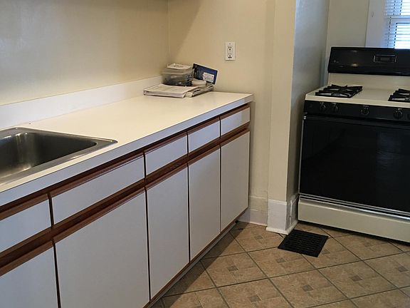 5th image of 1675 Victoria Ave