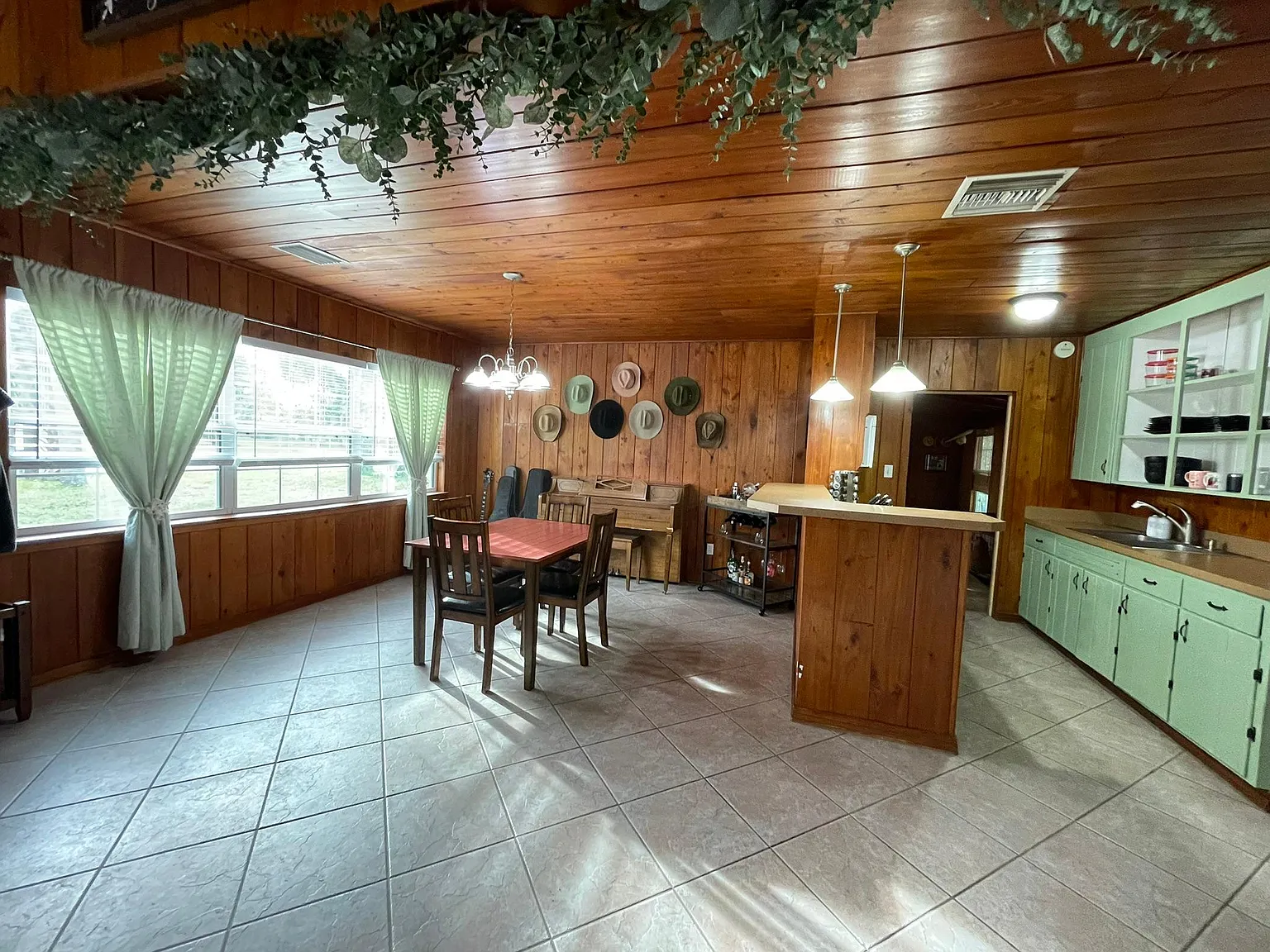 2 bed, 1360 sqft, $1,900 — Photo 4