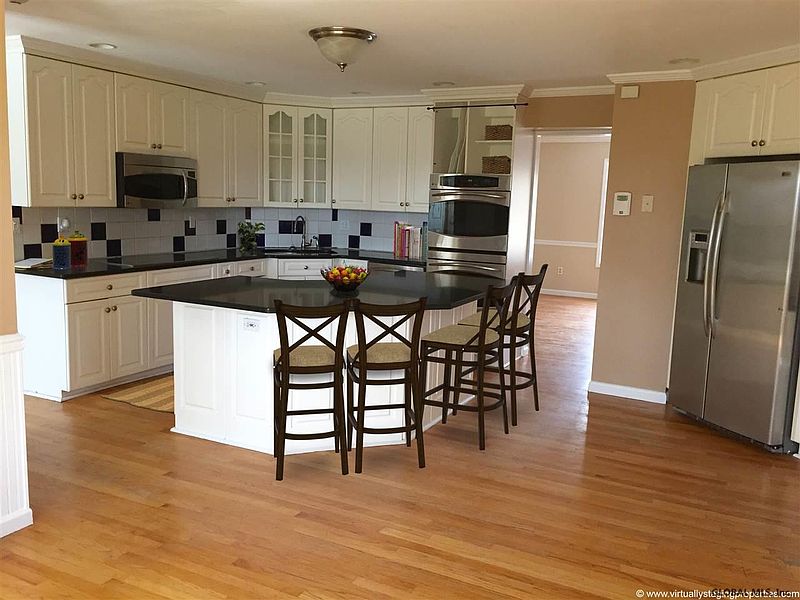 3rd image of 6 WEATHERSFIELD Lane