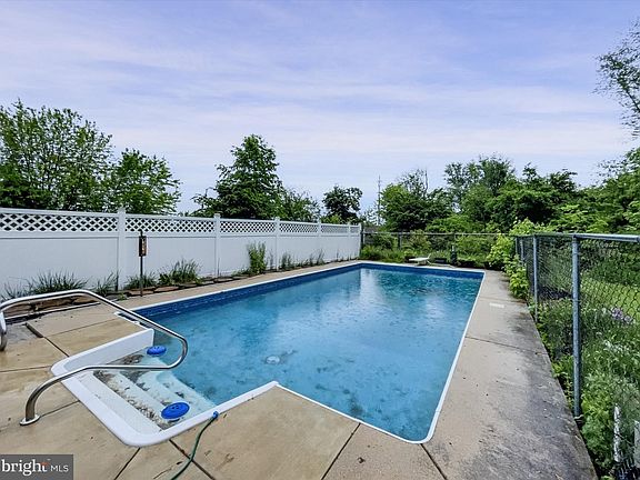 3rd image of 19 McGinley Dr