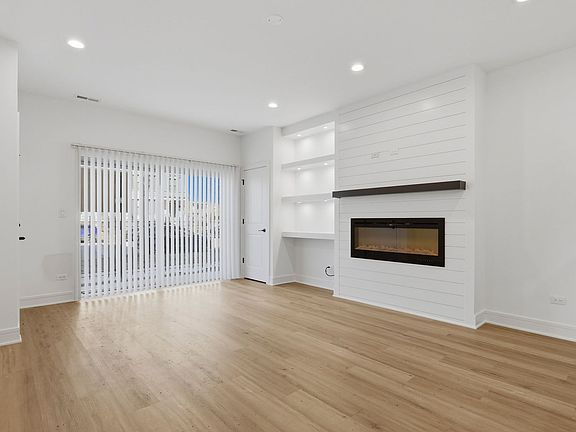 3rd image of 4841 S Prairie Ave #1