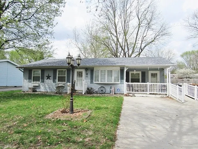 1502 Comanche Dr photo 1