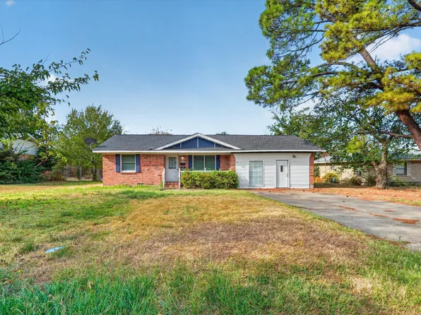 821 Circle Dr, Terrell, TX 75160