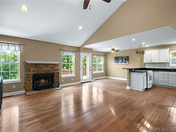 5th image of 42 Lakeshire Dr
