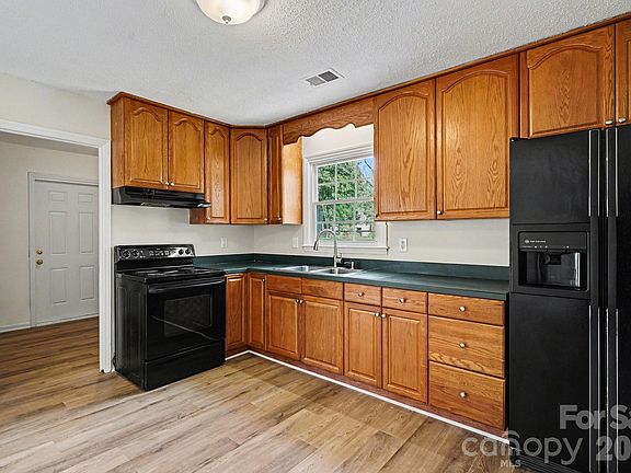 3rd image of 2200 Longdale Dr