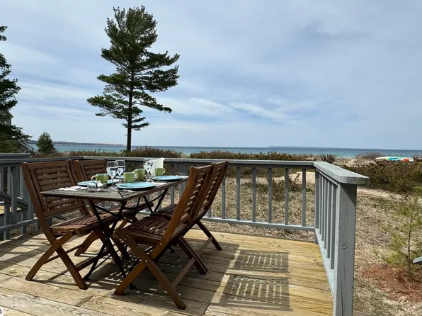 4 Wilderness Gln #4, Glen Arbor, MI 49636