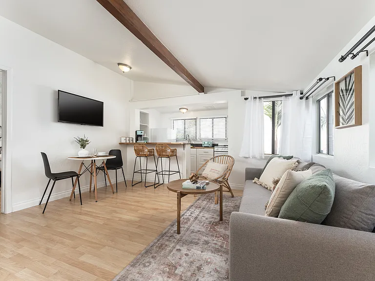 1125 De La Vina St #B — Photo 2