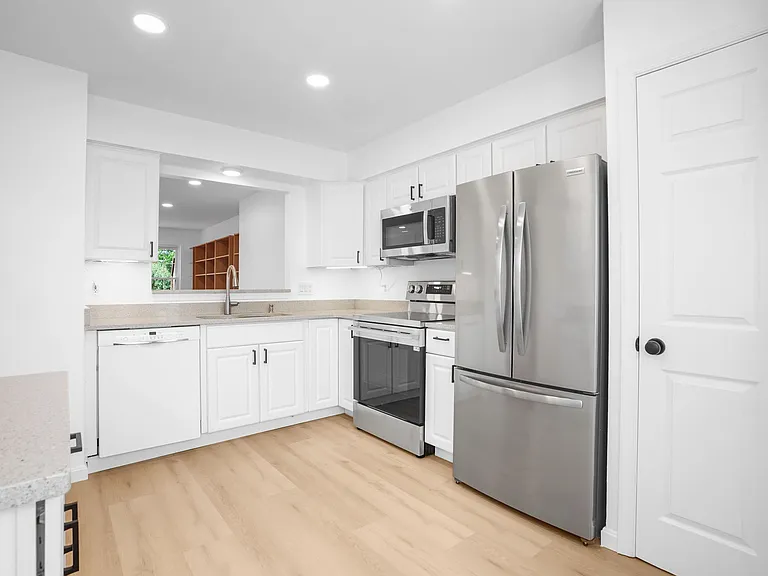 423 McDaniel Dr — Photo 3