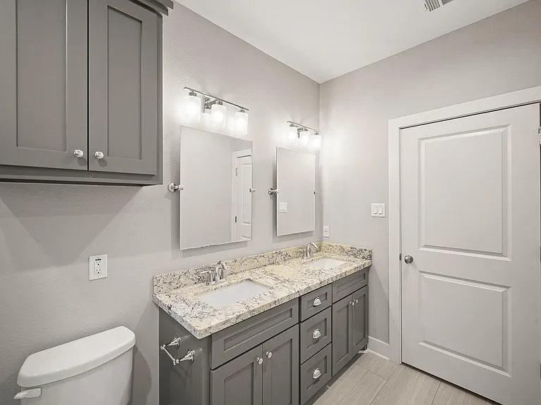 2547 Calumet St — Photo 21