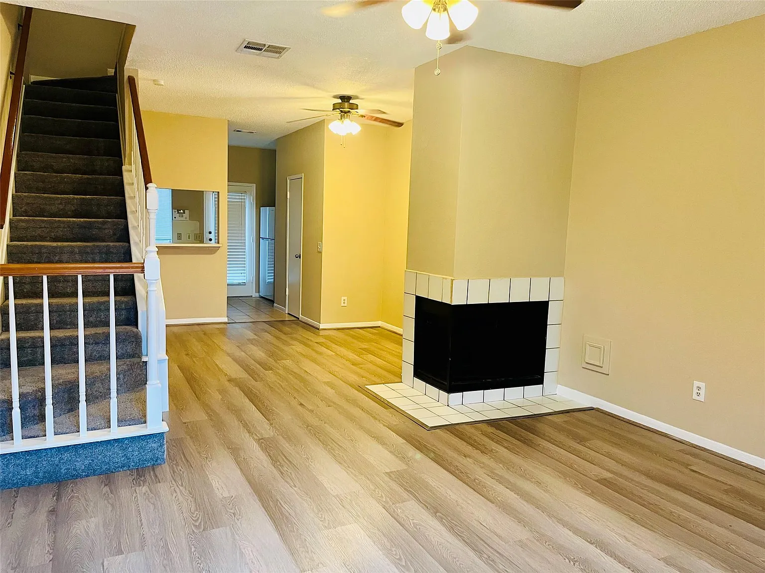 2 bed, 1.5 bath, 1110 sqft, $1,600 — Photo 3