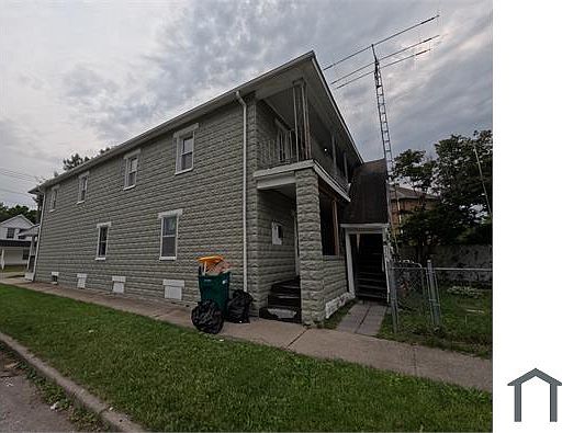 2nd image of 724 E Lawrence St #3