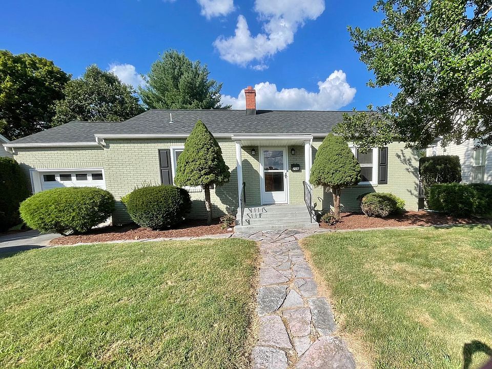 Front view. Lots of curb appeal w/ charming rock pathway.