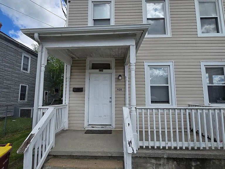 939 Hinton St — Photo 1