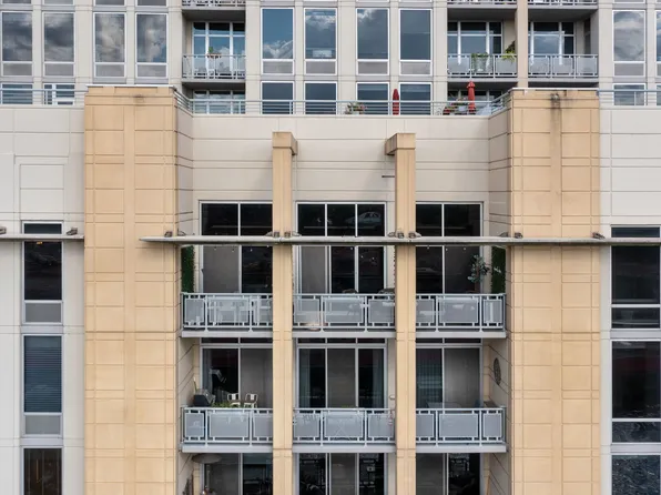 720 N Larrabee St APT 604, Chicago, IL 60654