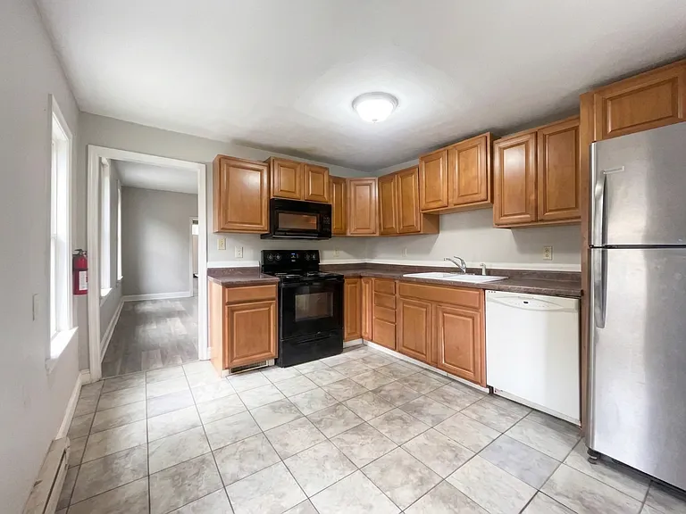 334 Oak St — Photo 5