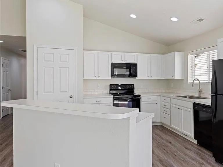 4176 N Alester Ave — Photo 5