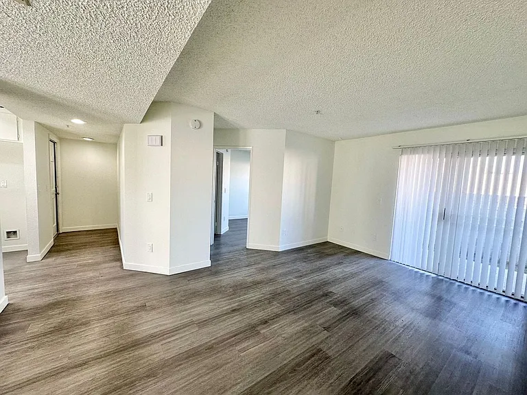 Nelson Apartments (Silver Tree Terrace) — Photo 16