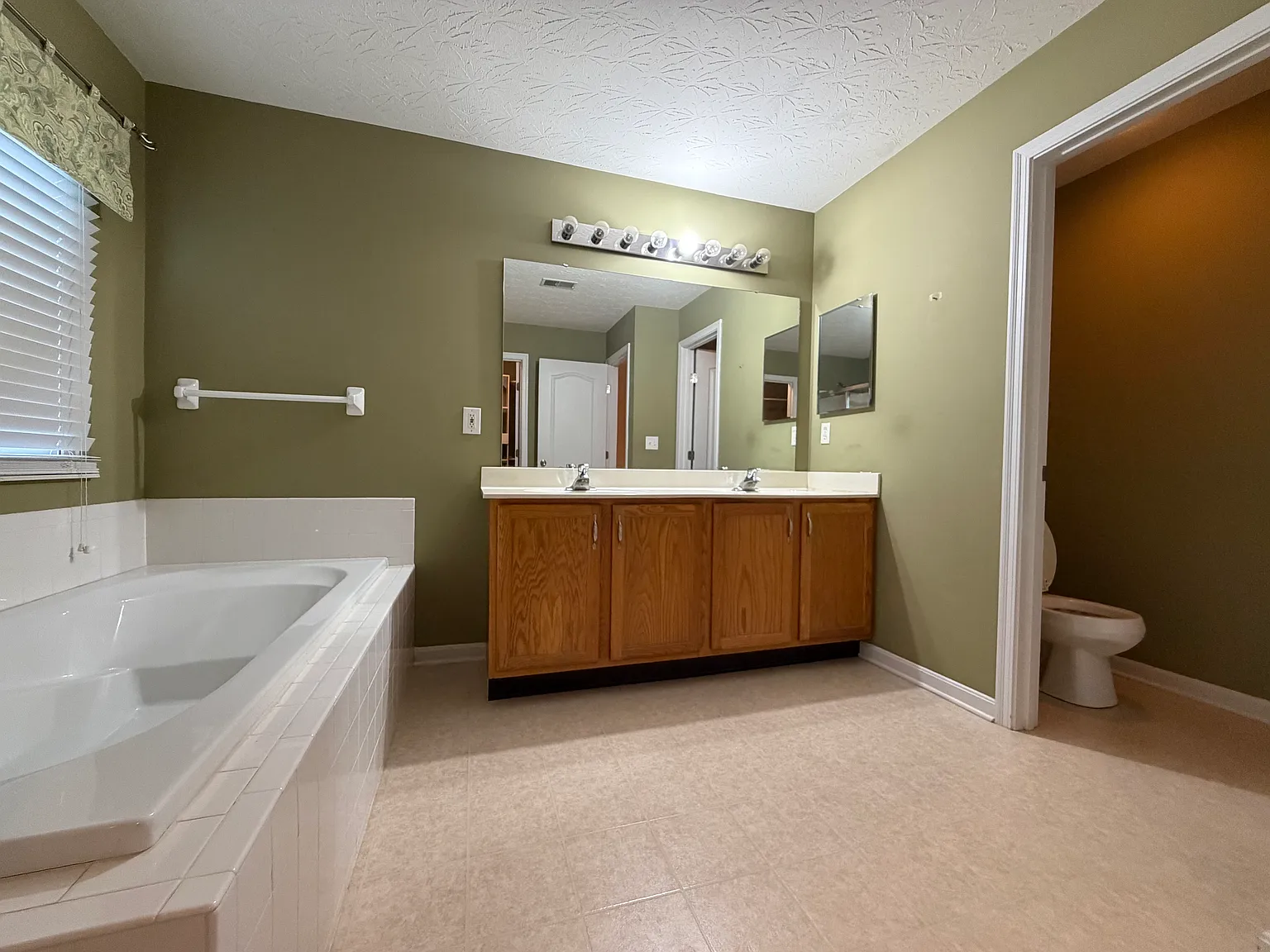 3 bed, 1943 sqft, $2,500 — Photo 4