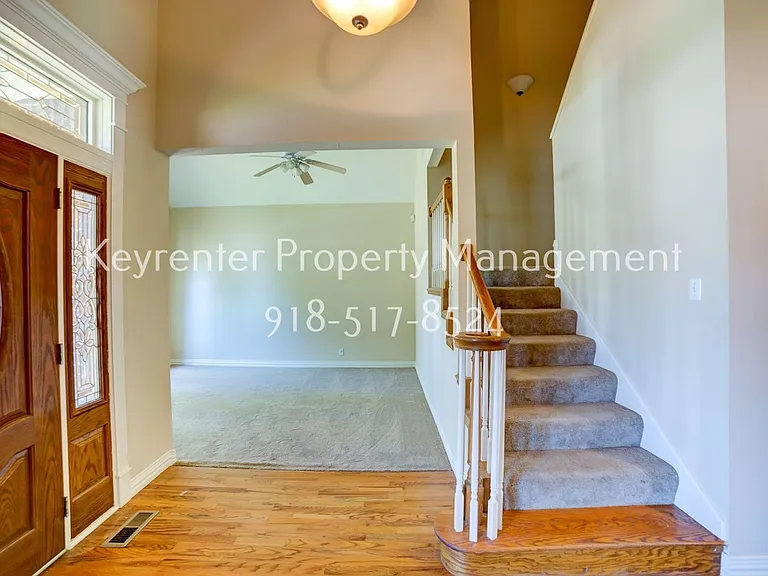 10119 S College Pl — Photo 3