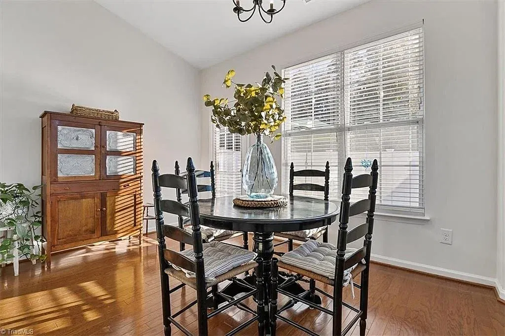 3 bed, 1280 sqft, $1,800 — Photo 2